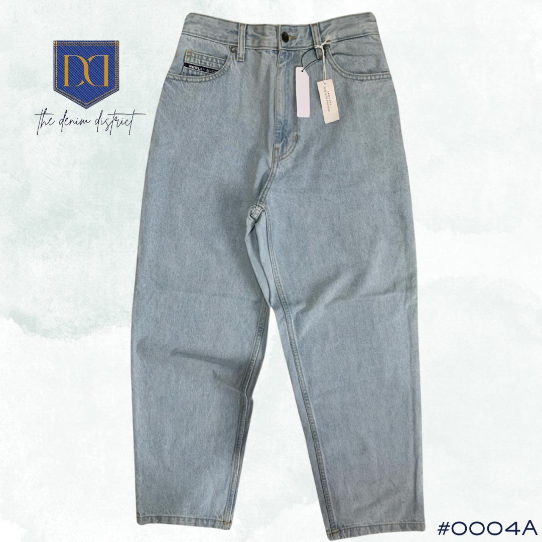 #0004A Men's Balloon Fit Jeans | Light Blue Washed Denim | Banana Republic | Detailed Pocket Design
